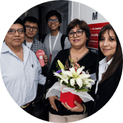 Familia recibiendo adjudicación de la casa