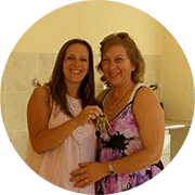 Mujer recibiendo adjudicación de la casa