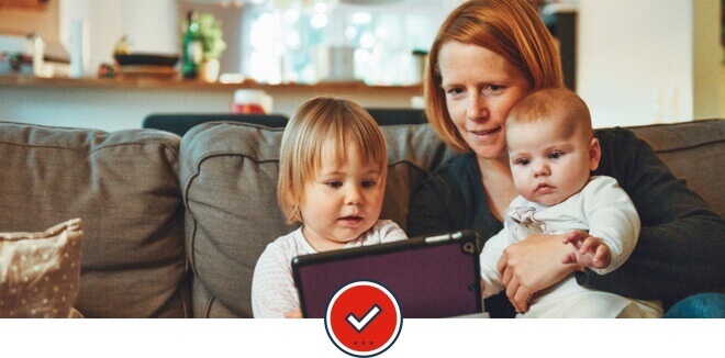 Una familia en una casa mirando una tableta